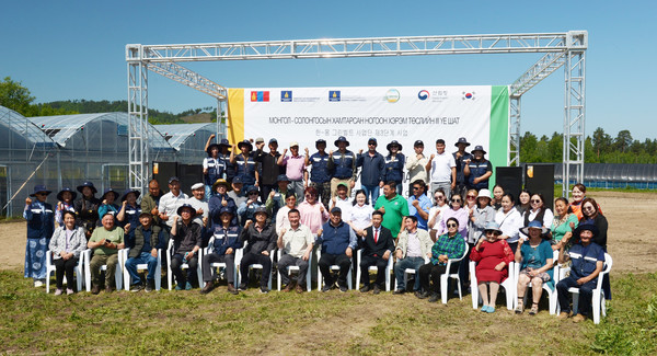 한-몽 그린벨트 사업단이 지난 20일(현지시간) 몽골 셀렝게 아이막 보간트 솜 보간트 사업소에서 기념촬영을 하고 있다.(사진=산림청)