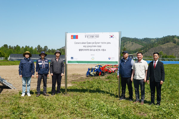 한-몽 그린벨트 사업단이 지난 20일(현지시간) 몽골 셀렝게 아이막 보간트 솜 보간트 사업소에서 기념촬영을 하고 있다.(사진=산림청)