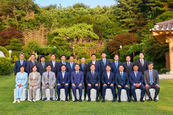 이재명 대통령이 지난 23일 한남동 관저에서 더불어민주당 신임 원내지도부와의 만찬에 앞서 기념촬영을 하고 있다.(사진=대통령실)