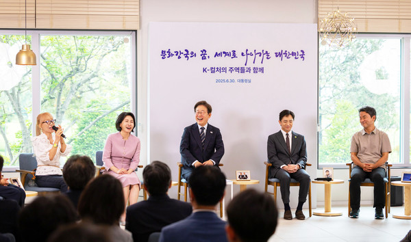 이재명 대통령이 6월 30일 서울 용산 대통령실 파인그라스에서 문화예술계 수상자들과 간담회를 하고 있다. (왼쪽부터) 프랑스 문화예술훈장 최고등급 코망되르 훈장을 받은 조수미 소프라노, 김혜경 여사, 이재명 대통령, 토니상 6관왕을 석권한 뮤지컬 ‘어쩌면 해피엔딩’ 박천휴 작가, 넷플릭스 드라마 ‘폭싹 속았수다’를 연출한 김원석 감독 (사진=대통령실)