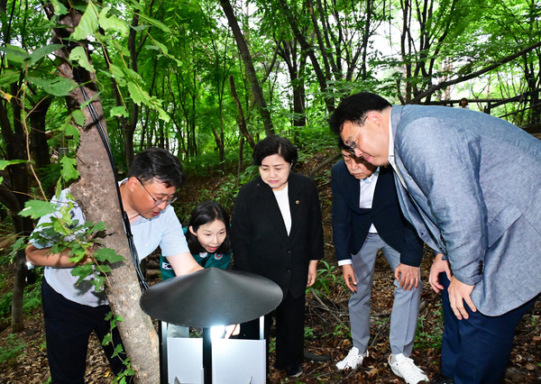 최호정 서울시의회 의장(왼쪽에서 두 번째)과 시의원들이 지난 6월 27일 러브버그 광원포집기를 살펴보고 있다.(사진=서울시의회)