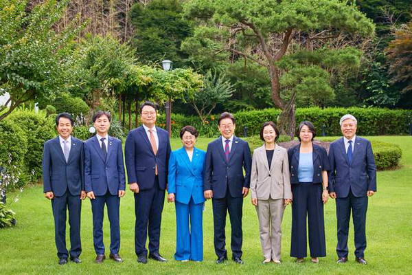 이재명 대통령이 지난 3일 서울 한남동 대통령 관저에서 야5당 지도부와 오찬 회동을 하기 전 기념촬영을 하고 있다. (왼쪽부터) 윤종오 진보당 원내대표, 한창민 사회민주당 대표 겸 원내대표, 천하람 개혁신당 대표 권한대행 겸 원내대표, 김선민 조국혁신당 대표 권한대행, 이 대통령, 김재연 진보당 대표, 용혜인 기본소득당 대표 겸 원내대표, 서왕진 조국혁신당 원내대표 (사진=대통령실)