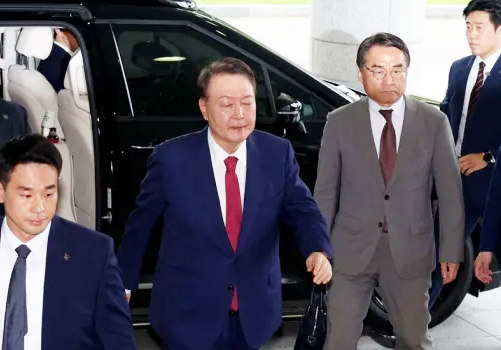 윤석열 전 대통령이 지난 5일 서울 서초구 서울고검에 마련된 내란특검 사무실로 2차 조사를 받기위해 출석하고 있다.(사진=TV 화면 갈무리)