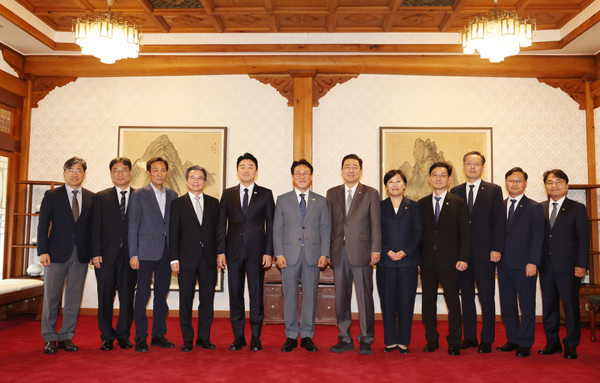 지난 6일 서울 종로구 삼청동 총리공관에서 열린 고위당정협의회에서 김민석 국무총리, 더불어민주당 김병기 대표 직무대행 겸 원내대표, 강훈식 대통령 비서실장 등 참석자들이 기념촬영을 하고 있다.(사진=국무총리실)
