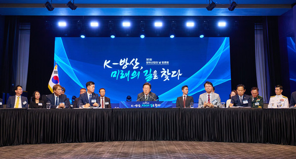 이재명 대통령이 지난 8일 서울 그랜드 하얏트 호텔에서 열린 제1회 방위산업의 날 기념 토론회에 참석해 발언하고 있다.(사진=대통령실)