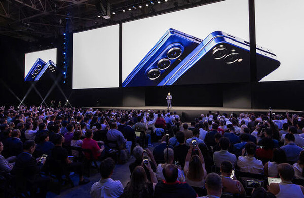 삼성전자 DX부문장 직무대행 노태문 사장이 지난 9일(현지시간) 미국 뉴욕 브루클린의 듀갈 그린하우스에서 열린 ‘갤럭시 언팩 2025’ 행사에서 기조연설을 하고 있다. 배경 화면에는 이날 새롭게 공개된 ‘갤럭시 Z 폴드7’이 소개되고 있다.(사진=삼성전자)