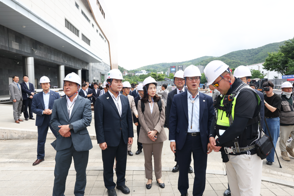 김민석 국무총리가 지난 11일 경북 경주시 APEC 정상회의 관련 장소를 방문, 준비 상황을 점검하고 있다.(사진=국무총리실)