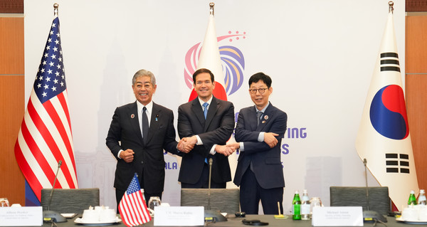 한미일 3국은 말레이시아 쿠알라룸푸르에서 지난 11일 외교장관회의을 개최했다. 사진은 회의에 앞서 기념촬영하고 있는 (왼쪽부터) 이와야 다케시 일본 외무대신, 마르코 루비오 미국 국무장관, 박윤주 외교부 제1차관 (사진=외교부)