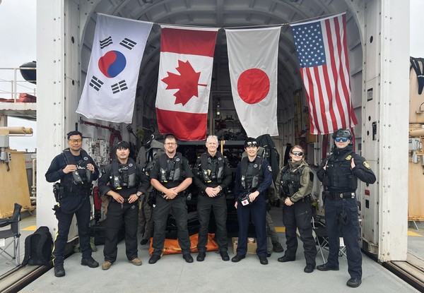 해양경찰청은 캐나다 수산해양부(DFO) 주관, 미국, 일본 등과 함께 약 한 달간 공해상에서의 불법어업 단속 활동에 공동 참여했다.(왼쪽 두번 째 대한민국 해양경찰청 박은호 경장) (사진=해양경찰청)