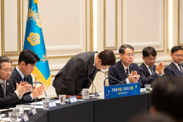 이재명 대통령이 지난 16일 청와대 영빈관에서 ‘기억과 위로, 치유의 대화’ 사회적 참사 유가족 간담회를 하며 참석 유가족들을 향해 허리 숙여 인사하고 있다(사진=대통령실)