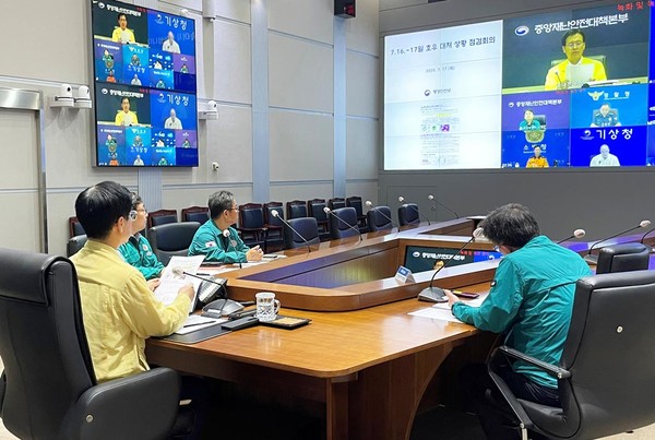 김민재 중앙재난안전대책본부장(행정안전부장관 직무대행)이 17일 오전 서울 종로구 정부서울청사 서울상황센터에서 호우 대처 관계기관 중앙재난안전대책본부 회의를 주재하고 있다.(사진=행정안전부)