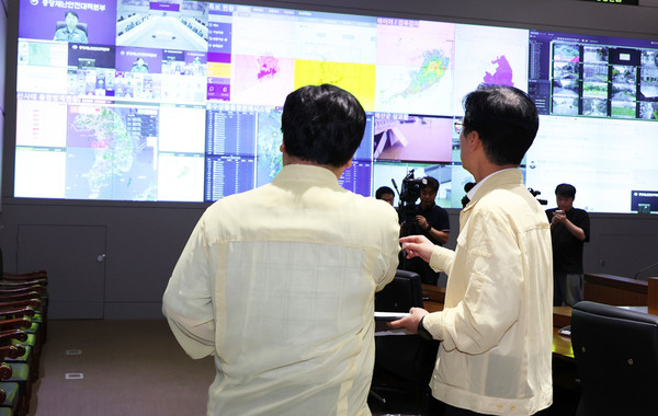 김민재 중앙재난안전대책본부장(행정안전부장관 직무대행)이 17일 오후 서울 종로구 정부서울청사 서울상황센터에서 호우 대처 제2차 관계기관 중앙재난안전대책본부 회의에 앞서 호우 대처 상황 등을 점검하고 있다.(사진=행정안전부)