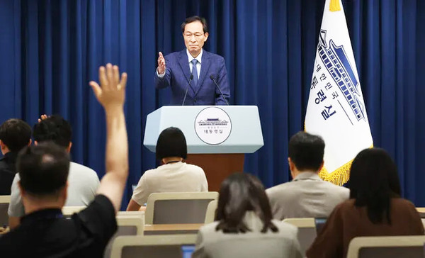 우상호 정무수석이 지난 20일 용산 대통령실 기자회견장에서 장관 인선 관련 브리핑 후 질문을 받고 있다.(사진=대통령실사진기자단)