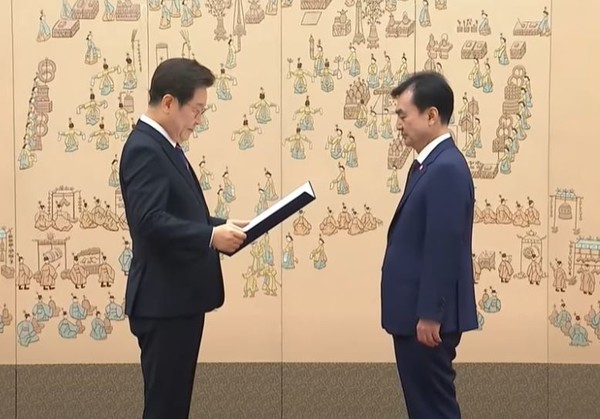 이재명 대통령이 안규백 국방부 장관에게 임명장을 수여하고 있다[사진=ktv 캡쳐]