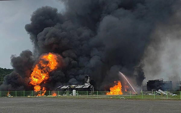 지난 3일 오후 경북 영천시 금호읍에 있는 화학물질 취급 공장에서불이 나 소방 당국이 대응 1단계를 발령하고 진화 작업을 하고 있다. (사진=경북소방본부)