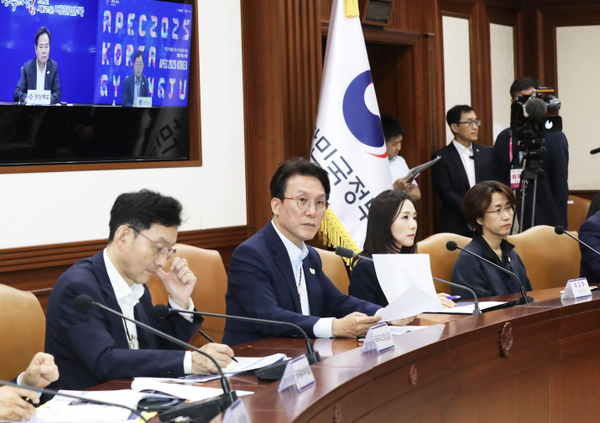 지난 7월 23일 정부서울청사에서 열린 APEC 정상회의 종합점검회의를 주재하고 있는 김민석 국무총리 (사진=국무총리실)