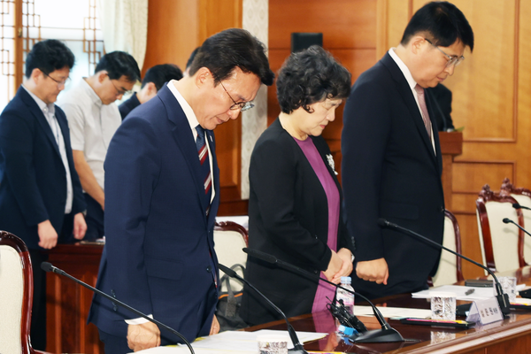 김민석 국무총리와 정부·민간 위원들이 지난 4일 정부서울청사에서 열린 ‘이태원 참사 추모위원회’ 첫 회의에 앞서 묵념하고 있다.(사진=국무총리실)