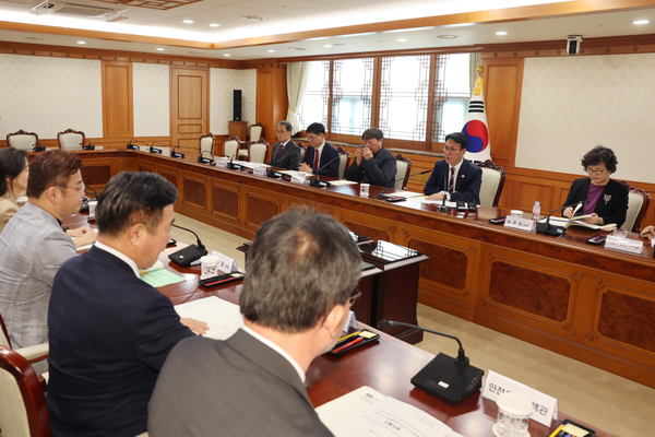 김민석 국무총리가 지난 4일 정부서울청사에서 열린 ‘제1회 이태원참사 희생자 추모위원회 회의‘를 주재하고 있다.(사진=국무총리실)