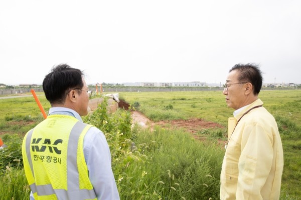 김윤덕 국토교통부 장관이 지난 6일 오전 무안국제공항을 찾아 유가족과 면담한 뒤, 사고현장을 점검하며 공항 시설 개선 현황과 조류탐지레이더 설치 등 조류 충돌 예방 대책 추진 상황을 직접 살펴보고 관계자들을 격려했다.(사진=국토교통부)