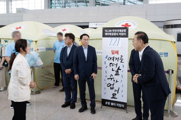김윤덕 국토교통부 장관이 지난 6일 오전 무안국제공항 내 쉘터를 찾아 장기간 머물고 있는 유가족들을 위로하고 현장에서 겪고 있는 불편과 피해지원 관련된 애로사항을 청취했다.(사진=국토교통부)