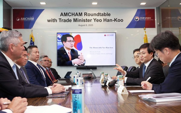 여한구 산업통상자원부 통상교섭본부장이 지난 8일 서울 주한미국상공회의소 회의실에서 제임스 킴(James Kim) 주한미국상공회의소(AMCHAM) 회장을 비롯한 미국계 외투기업 대표 등 관계자가 참석한 가운데 ‘미국계 외투기업 간담회’를 주재하고 있다.(사진=산업통상자원부)
