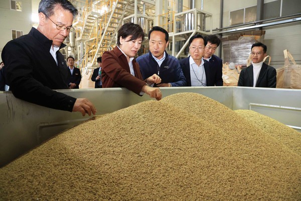 쌀 수급 상황을 점검하는 송미령 농림축산식품부 장관 (사진=농림축산식품부 자료사진)