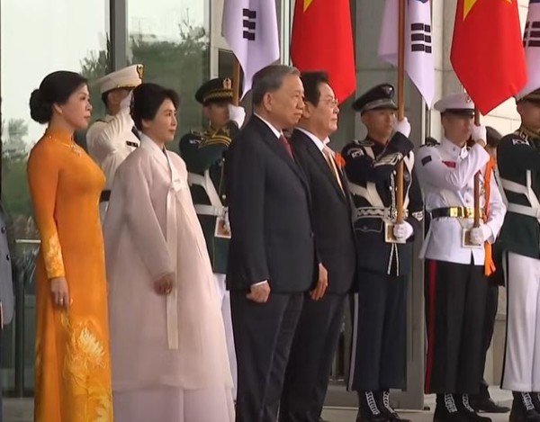 한국을 방문중인  또럼 베트남 서기장 내외를 맞이하고 있는 이재명 대통령과 김혜경 여사[사진=티비화면 촬영]