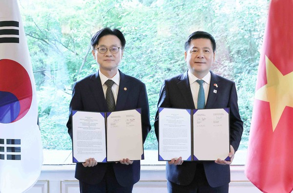 김정관 산업통상자원부 장관이 11일 서울 소공동 롯데호텔에서 또 럼(To Lam) 베트남 당 서기장 방한 계기에 응우옌 홍 지엔(Nguyen Hong Dien) 베트남 산업무역부 장관과 면담을 갖고, 한-베트남 양국 간 교역·투자 등 협력 방안을 논의한 후 핵심광물 공급망 기술협력센터 협의의사록(ROD) 교환식을 가졌다.(사진=산업통상자원부)