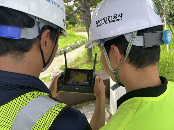 (사진=시설물의 열화상 촬영결과를 모니터링하고 있다.)