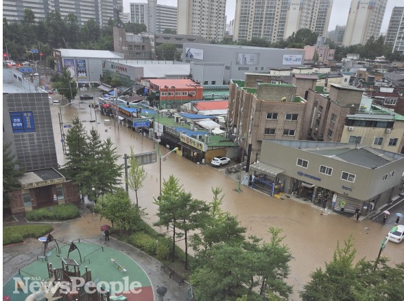 8월13일 고양시 덕양구 행신동 가라뫼 4거리 폭우가 쏟아져 도로가 침수 됐다[사진=시사뉴스피플]