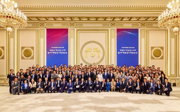 이재명 대통령을 비롯한 참석자들이 지난 13일 청와대 영빈관에서 열린 국정기획위원회 국민보고대회에서 기념촬영을 하고 있다.(사진=대통령실)