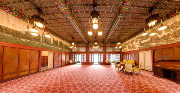 희정당(熙政堂) 내부. 대청 동쪽 벽에 ‘총석정절경도’(좌), 서쪽 벽에 ‘금강산만물초승경도’(우) (사진=국가유산청)