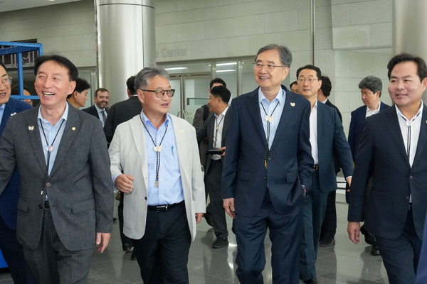 조현 외교부 장관은 지난 13일 경주를 방문해 아시아태평양경제협력체(APEC) 정상회의 현장 점검에 나섰다. (왼쪽부터) 김석기 국회 외교통일위원회 위원장, 조셉 윤 주한미국대사관 대사대리, 조 장관, 김학홍 경상북도 행정부지사 (사진=외교부)