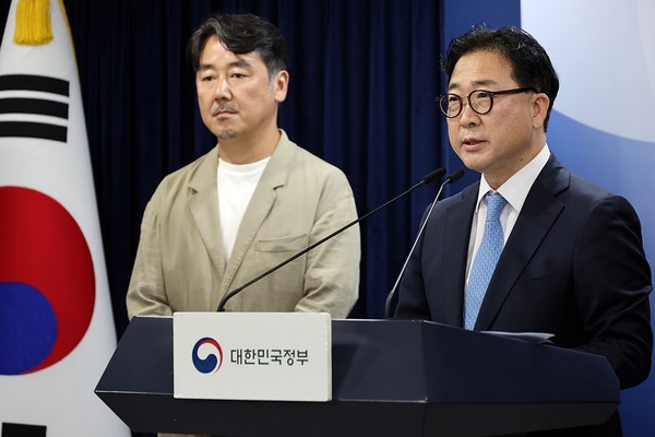 김한수 행정안전부 의정관이 지난 13일 정부서울청사에서 국민과 함께하는 광복 80주년 경축식 및 대축제 겸 국민임명식 개최 관련 브리핑을 하고 있다.(사진=행정안전부)