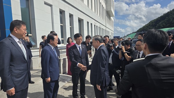 (사진=부산항만공사 사장(좌)과 또 럼 당서기장(우)이 악수하고 있다)