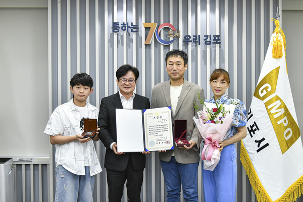 (사진=김병수 시장(좌 두 번째)이 유족에게 화랑무공훈장을 전수하고 기념촬영을 했다. 좌측부터 첫 번째 증손자 박시언, 세 번째 손자 박진우, 네 번째 손자며느리 강민경)