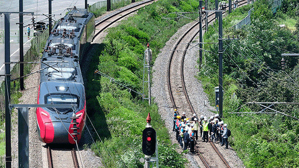 무궁화호 열차가 선로 인근에서 작업 중이던 근로자 7명을 치는 사고가 발생한 19일 경북 청도군 화양읍 삼신리 경부선 철로에서 경찰과 소방, 코레일 등 관계들이 사고가 난 현장을 조사하고 있다.(사진=TV 화면 갈무리)