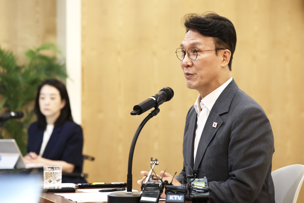 김민석 국무총리가 19일 정부서울청사에서 열린 출입기자단 간담회에서 질문에 답하고 있다.(사진=국무총리실)