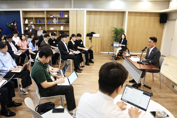 김민석 국무총리가 19일 정부서울청사에서 열린 출입기자단 간담회에서 질문에 답하고 있다.(사진=국무총리실)