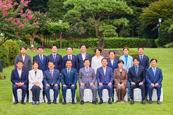 이재명 대통령이 20일 서울 한남동 관저에서 더불어민주당 정청래 대표, 김병기 원내대표 등 신임 지도부와 만찬에 앞서 기념촬영을 하고 있다.(사진=대통령실)