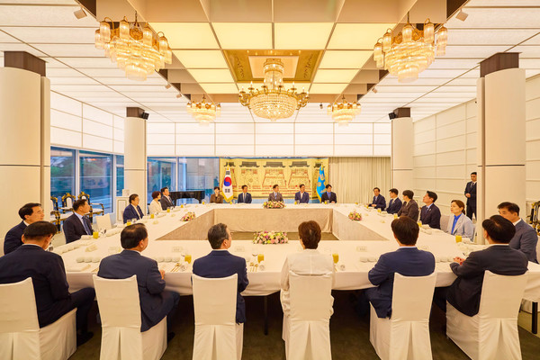 이재명 대통령이 20일 서울 한남동 관저에서 더불어민주당 정청래 대표, 김병기 원내대표 등 신임 지도부와 만찬을 하고 있다.(사진=대통령실)