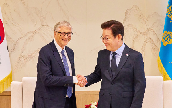 이재명 대통령이 지난 21일 용산 대통령실에서 빌 게이츠 게이츠 재단 이사장과 만나 악수하고 있다.(사진=대통령실)