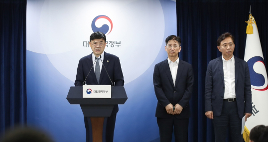 이상경 국토교통부 1차관이 21일 서울 종로구 정부서울청사에서 외국인 토지거래허가구역 지정 관련 합동 브리핑을 하고 있다.(사진=국토교통부)