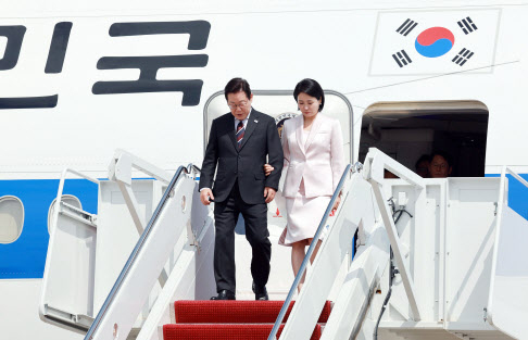 이재명 대통령과 김혜경 여사가 24일(현지시간) 미국 워싱턴DC 인근 앤드루스 합동기지에 도착해 공군 1호기에서 내리고 있다.(사진=TV 화면 갈무리)