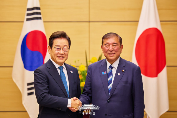 이재명 대통령과 이시바 시게루 일본 총리가 지난 23일 일본 도쿄 총리 관저에서 열린 한일 확대정상회담에 앞서 기념촬영을 하며 악수하고 있다.(사진=대통령실)