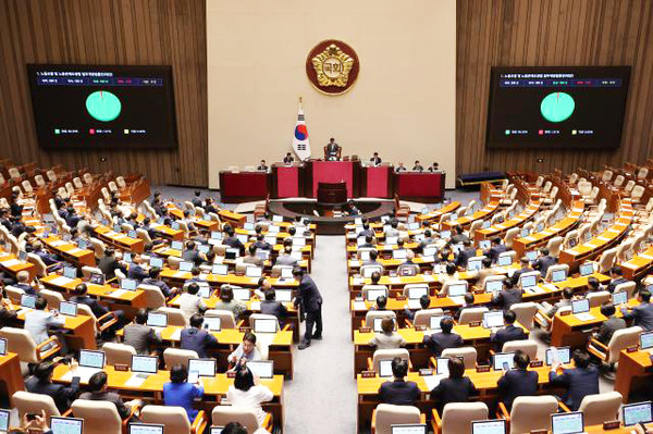 24일 국회 본회의에서 ‘노동조합 및 노동관계조정법 일부개정법률안(노란봉투법)’이 통과되고 있다.(사진=국회방송 화면 갈무리)