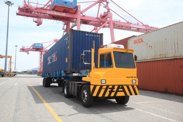 (사진= 부산 신항에서 시범운행 중인 전기 야드트랙터)