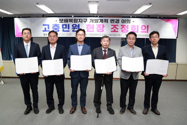 (사진=좌측부터 김정기 보배산업 대표, 조선민 창원시 해양항만수산국장, 한준도 두동발전위원회 회장, 유철환 국민권익위원회 위원장, 박성호 부산진해경제자유구역청장, 이현조 산업통상자원부 경제자유구역 기획단장)