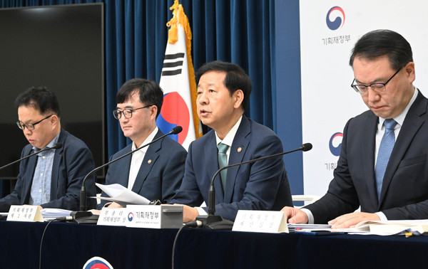 구윤철 부총리 겸 기획재정부 장관이 지난 28일 정부세종청사에서 열린 ‘2026년 예산안 및 2025~2029년 국가재정운용계획 상세 브리핑’에서 발표문을 낭독하고 있다.(사진=기획재정부)