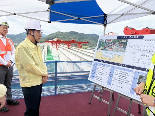김윤덕 국토교통부장관은 지난 8월 29일 세종포천 고속도로 오송지선 건설공사 현장(세종 전동면)의 안전관리 실태를 점검하고 있다.(사진=국토교통부)